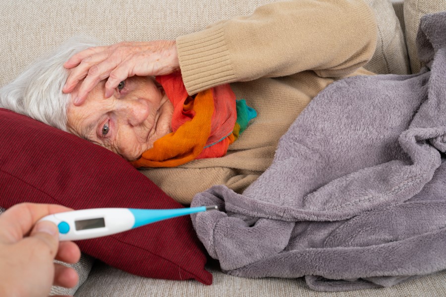 Больничный по уходу за пожилым человеком старше 80: как оформить и получить выплаты