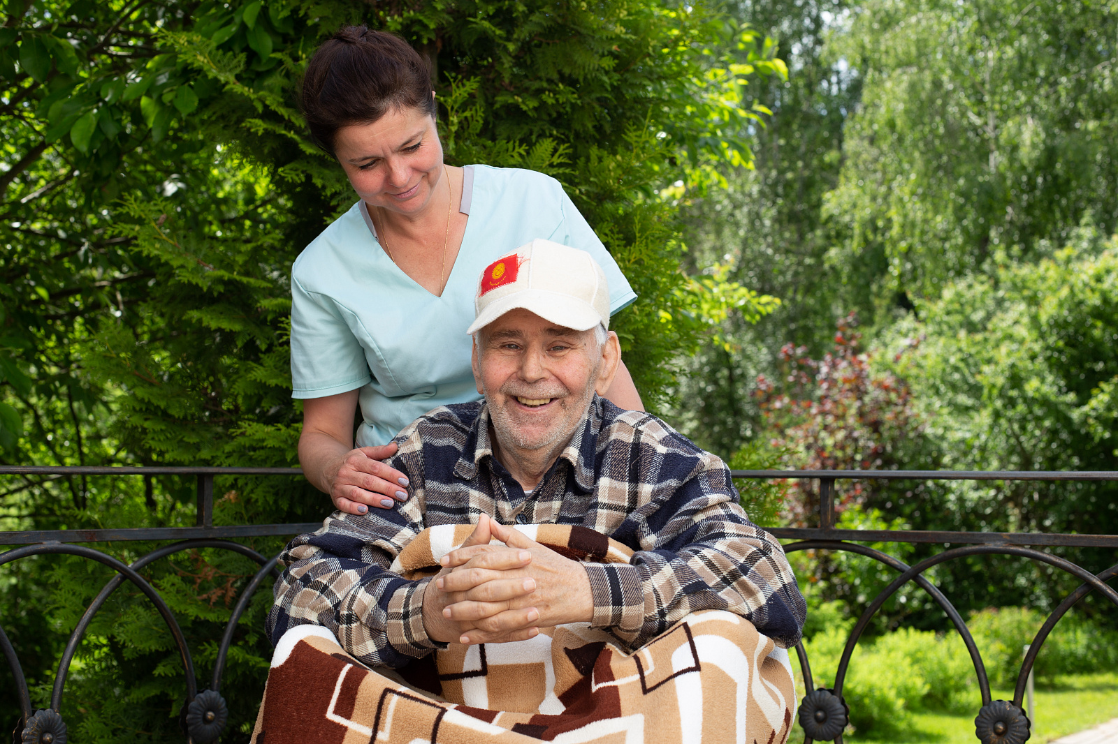 Что такое деменция: понимание, поддержка и путь к достойной жизни