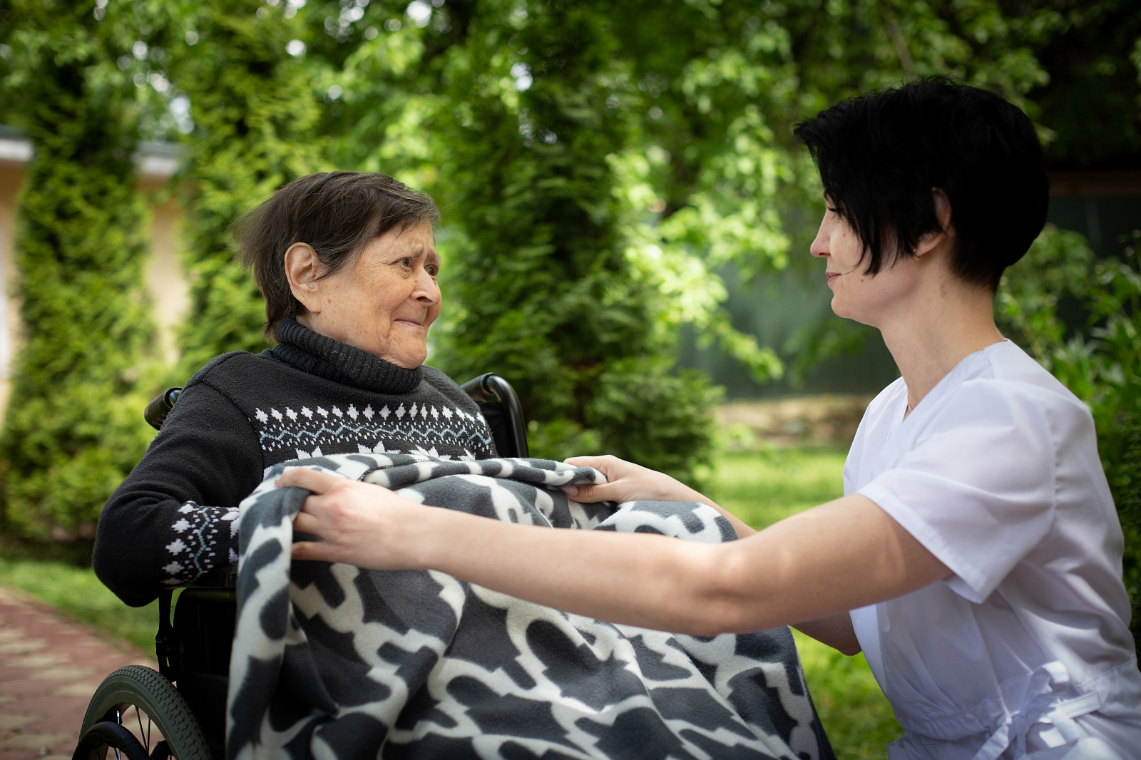 Опекунство над пожилым человеком: что нужно знать о правах, обязанностях и поддержке
